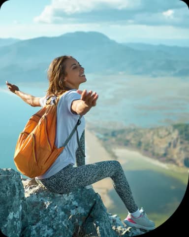 Joven disfrutando la montaña