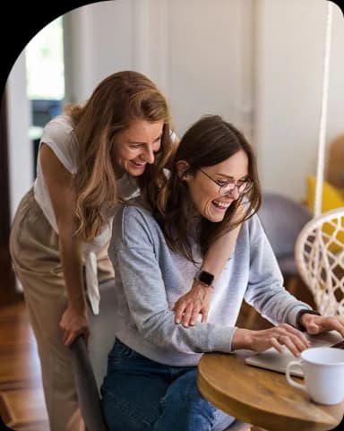 Amigas navegando en internet
