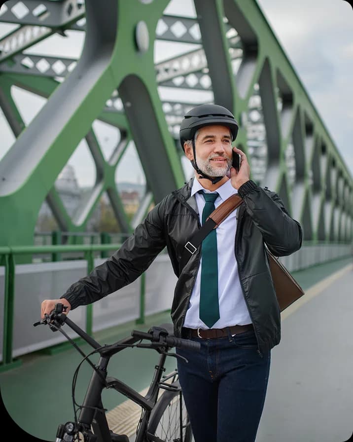 Hombre cruzando un puente