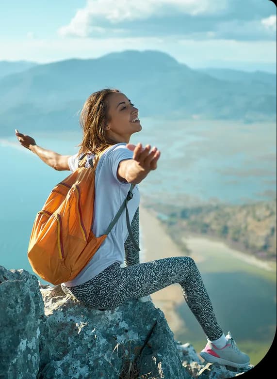 Joven disfrutando la montaña